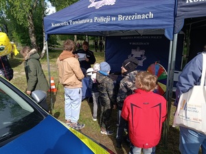 umundurowani policjanci w profilaktycznym namiocie udzielają porad i wręczają odblaski odwiedzającym gościom.