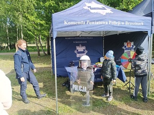 umundurowani policjanci w profilaktycznym namiocie udzielają porad i wręczają odblaski odwiedzającym gościom.
