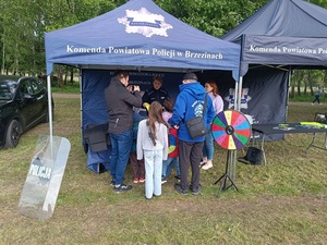 umundurowani policjanci w profilaktycznym namiocie udzielają porad i wręczają odblaski odwiedzającym gościom.