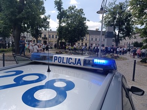 policyjny radiowóz zabezpieczający przemarsz.
