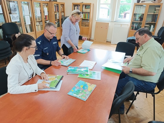 komisja konkursowa przegląda i ocenia prace plastyczne.
