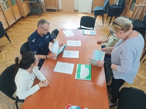 komisja konkursowa przegląda i ocenia prace plastyczne.
