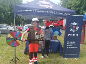 mężczyzna ubrany w strój policyjny.