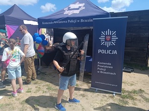 grupka osób odwiedzających policyjny namiot.