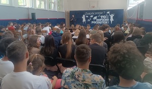 dzieci słuchają prelekcji prowadzonej przez umundurowanego policjanta.