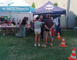 uczestnicy pikniku odwiedzający stoisko promocyjno-edukacyjne.