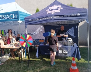 uczestnicy pikniku odwiedzający stoisko promocyjno-edukacyjne.