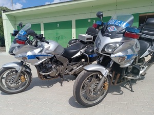 dwa oznakowane motocykle ruchu drogowego.