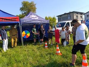 osoby odwiedzające policyjne stoisko profilaktyczno-edukacyjne.