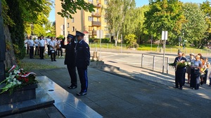 służby mundurowe składają kwiaty i oddają hołd przed pomnikiem marszałka.