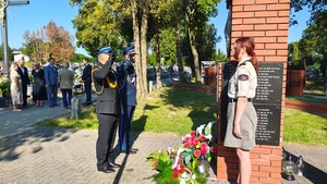służby mundurowe oddają honory przed pomnikiem poległych żołnierzy.