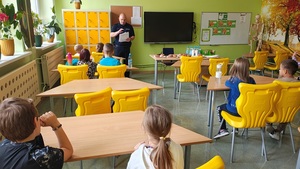 uczestnicy piszą test wiedzy o bezpieczeństwie.