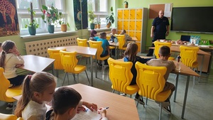uczestnicy piszą test wiedzy o bezpieczeństwie.