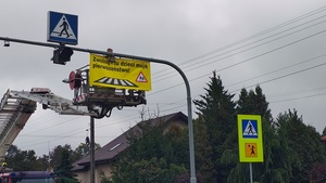baner przymocowany do sygnalizatora.