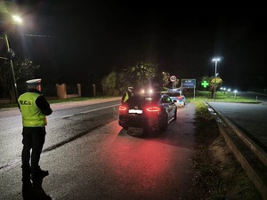 umundurowani policjanci kontrolują stan trzeźwości na punktach kontrolnych.