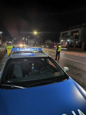 umundurowani policjanci kontrolują stan trzeźwości na punktach kontrolnych.