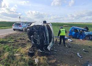 umundurowani policjanci pracujący na miejscu zdarzenia.