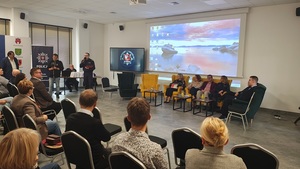 Komendant przedstawia zaproszonych prelegentów.