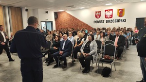 Komendant wita zaproszonych gości.