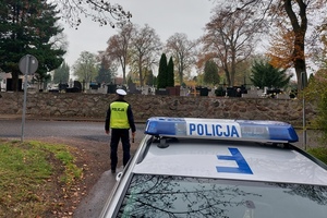 umundurowani policjanci w okolicach cmentarzy.