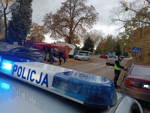 umundurowani policjanci w okolicach cmentarzy.