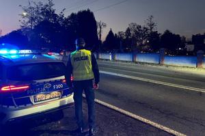 umundurowani policjanci w okolicach cmentarzy.