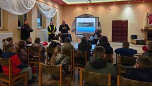 umundurowani policjanci prowadzą prelekcję dla młodzieży.