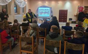 umundurowani policjanci prowadzą prelekcję dla młodzieży.