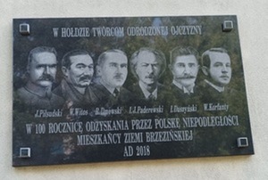 tablica ojców narodu.