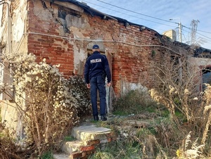 umundurowany policjant sprawdza pustostany.