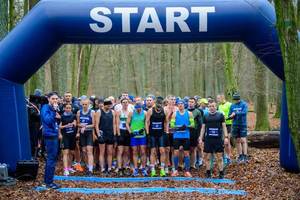 uczestnicy biegu na starcie.