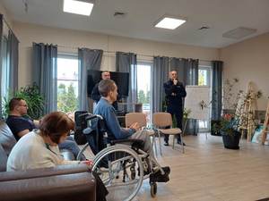 umundurowani policjanci prowadzą prelekcję dla uczestników debaty.