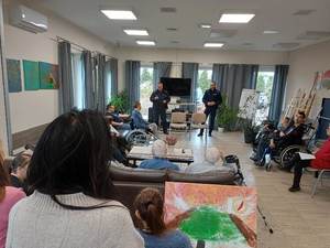 umundurowani policjanci prowadzą prelekcję dla uczestników debaty.