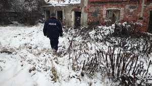 umundurowany policjant kontroluje pustostany.