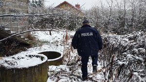 umundurowany policjant kontroluje pustostany.