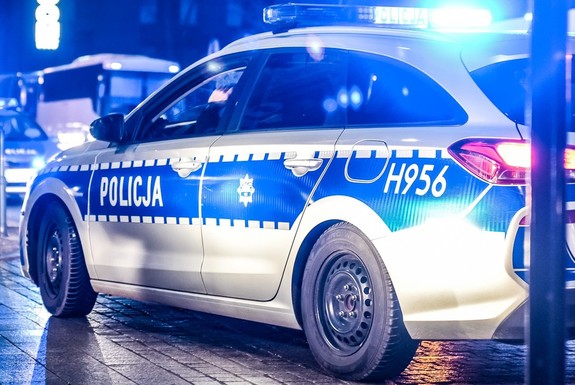 Oznakowany radiowóz policyjny.