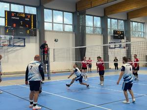 Zawodnicy z Komendy Powiatowej Policji w Brzezinach grają w turnieju siatkarskim.