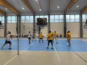 Zawodnicy uczestniczący w turnieju siatkarskim.