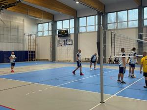 Zawodnik policji trzymający piłkę.