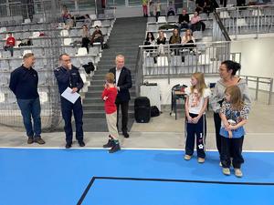 Komendant Policji w Brzezinach wraz z gośćmi zaproszonymi na turniej siatkówki.