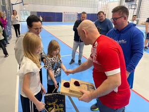 Wręczenie upominków.