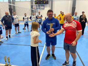 Starosta Powiatu odbiera statuetkę.