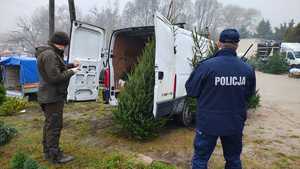 Umundurowany policjant i strażnik leśny.