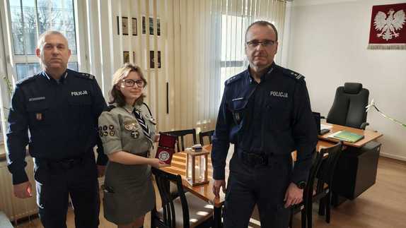 Komendanci Komendy w Brzezinach wraz z harcerką.