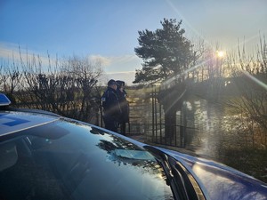 Policjant wraz z dwoma osobami.