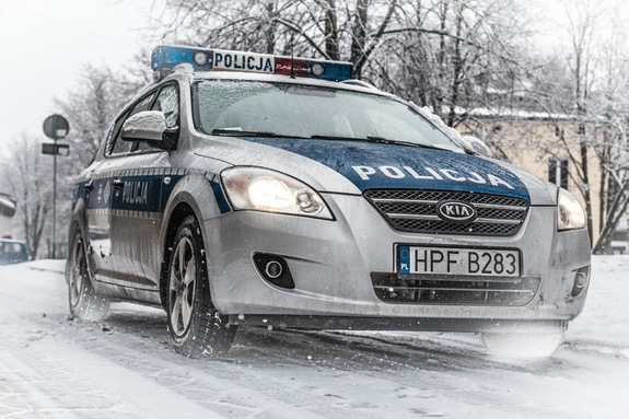 Radiowóz policyjny na tle zimowej aury.
