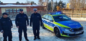 Umundurowani policjanci i nowy radiowóz.