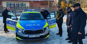 Naczelnik ruchu drogowego sprawdza nowy radiowóz.