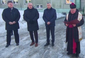 Ksiądz dziekan wraz z zaproszonymi gośćmi.