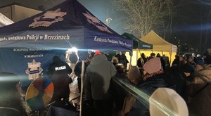 Kolejka zainteresowanych osób do stoiska z napisem Policja.
